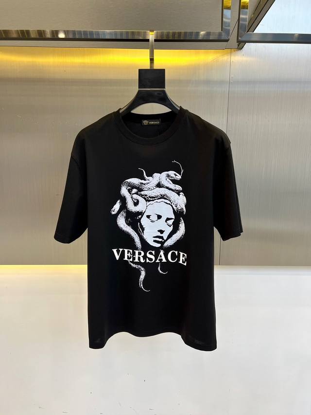 p100 顶级版本 区别通货 Versace 范思哲 26Ss夏季新款 重磅推出双纱纯棉面料短袖 春夏走秀款 个性独家款式 男女同款 采用进口定制定染面料 后