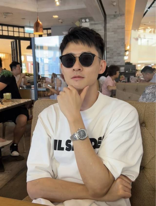Jl99 p110 小众高端品牌Jil Sander男女同款T恤，版型Oversize，面料方面选择了比较高的数据来搭配、有很好的T恤轮廓支持性、不会像普通的棉