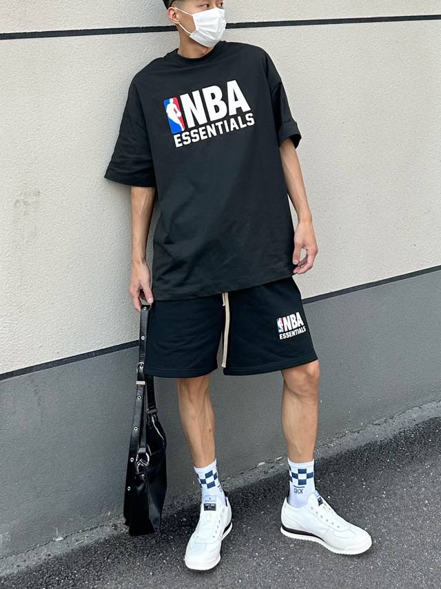 2510短裤p110 ..2509短袖p110 Essentials联名Nba全明星春夏宽松短裤：美式高街潮牌的代表之作。它是街头潮牌Fear Of God的副