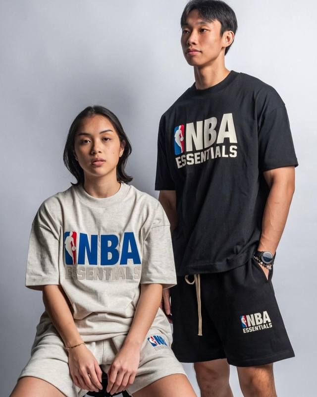 2509 p110 Essentials联名Nba全明星春夏宽松短袖T恤，全明星Nba联名，直接将街头潮流与热血篮球激情碰撞，赛场，热烈，活力与时尚感拉满。而且