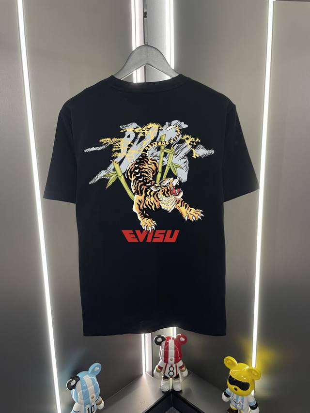 p70 Evisu福神2026新款字母竹林下山虎印花休闲宽松圆领短袖T恤 颜色5个色 黑白红杏灰 尺码:S-Xxl S码 肩宽44 胸围96 衣长68 p70 Evisu福神2026新款字母竹林下山虎印花休闲宽松圆领短袖T恤 颜色5个色 黑白红杏灰 尺码:S-Xxl S码 肩宽44 胸围96 衣长68