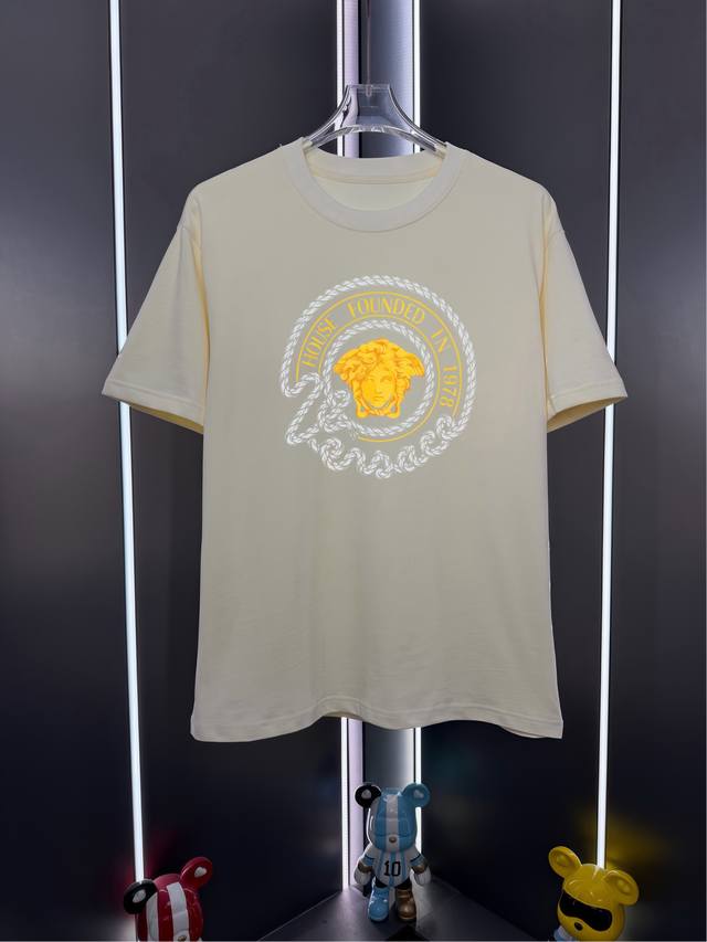 p80 独家背景供货 支持来图一件定做 Versace*范思哲印花圆领短袖T恤短袖 颜色：黑色，白色，杏色，红色，烟灰色 尺码：Xs-S-M-L货号A3.