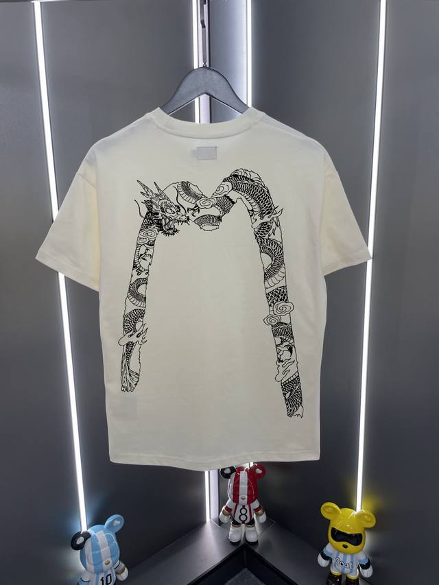p70 Evisu 福神2026年春夏新款九纹龙大M印花短袖T恤 颜色5个色 黑白红杏灰 尺码:S-Xxl S码 肩宽44 胸围96 衣长68 适合身材1 p70 Evisu 福神2026年春夏新款九纹龙大M印花短袖T恤 颜色5个色 黑白红杏灰 尺码:S-Xxl S码 肩宽44 胸围96 衣长68 适合身材1