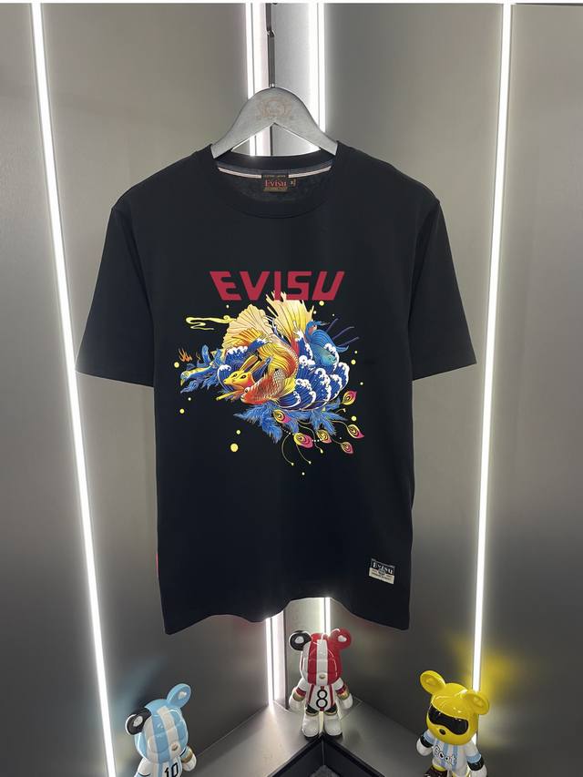 p70 Evisu 福神2026年春夏新款神兽图案合集印花短袖T恤 颜色5个色 黑白红杏灰 尺码:S-Xxl S码 肩宽44 胸围96 衣长68 适合身材 p70 Evisu 福神2026年春夏新款神兽图案合集印花短袖T恤 颜色5个色 黑白红杏灰 尺码:S-Xxl S码 肩宽44 胸围96 衣长68 适合身材