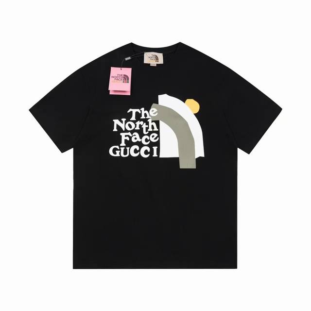 p70 Gtnf 北面联名短袖T恤采用16支100%纯棉230G面料；搭配32支1X1棉盖丝罗纹。面料采用进口染料定染，多次调配比例最大限度还原原版色效。面料