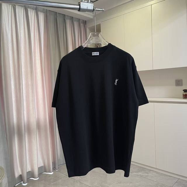 p100 Ysl*圣罗兰2026夏季新款 个性字母Logo绣花 定制面料300G 短袖T恤 男女同款 尺码：S M L Xl Xxl 五个码 颜色：黑色