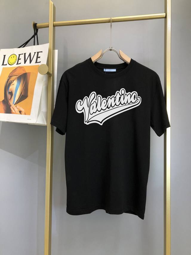 p100 华伦天奴 春夏新品，时尚休闲圆领短袖，专柜同步有售，原单狠货，进口原版230双纱纯棉面料，顶级数码工艺印花，独特设计，舒适度极佳，舒适透气，档次极高，