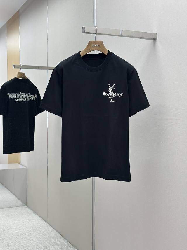 p210 Ysl 2026夏季新款首发专柜最新款短袖圆领T恤 高端订制 设计前卫时尚！品牌Logo重工艺设计 高端定制240克面料.手感柔软.穿着舒适.专柜级