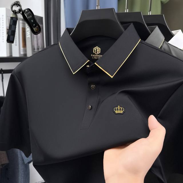 p190 杜嘉班纳 送宝马钥匙扣 26年春夏高品质男士翻领polo衫短袖T恤，采用无痕氨纶面料， 具有吸汗透气性能 摸上去手感非常的细腻有质感，所有细节做工胸前