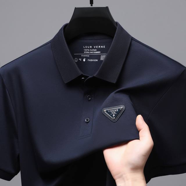原单双丝光棉高端polo 货号：82208-p210 品牌：prada 颜色：藏青，白色，黑色 尺码：M-4Xl200斤可穿 介绍：2026夏季原单新