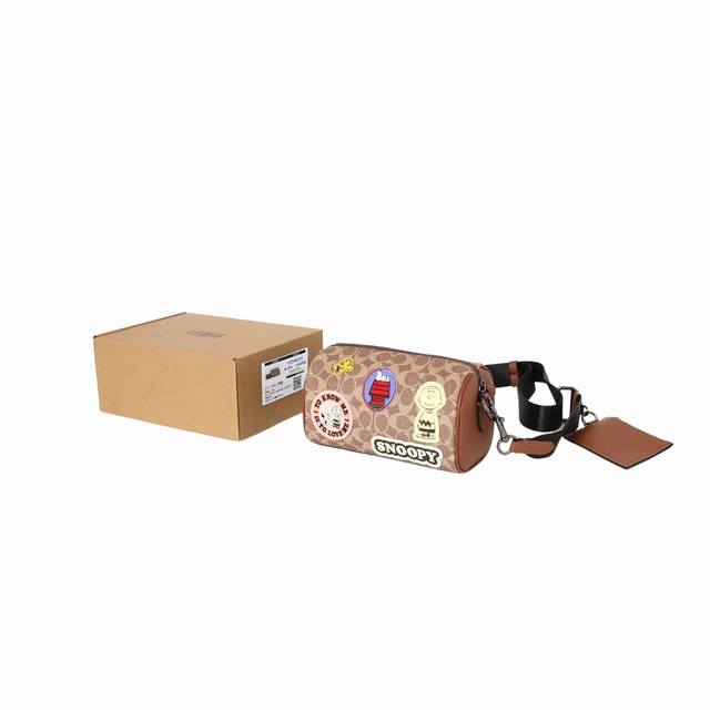 300 Coach蔻驰 X peanuts 联名款 Axel 21 卡通贴标设计 涂层帆布 斜挎单肩包 小号 女款 棕色，经典卡其老花底纹融合童趣史努比联名贴