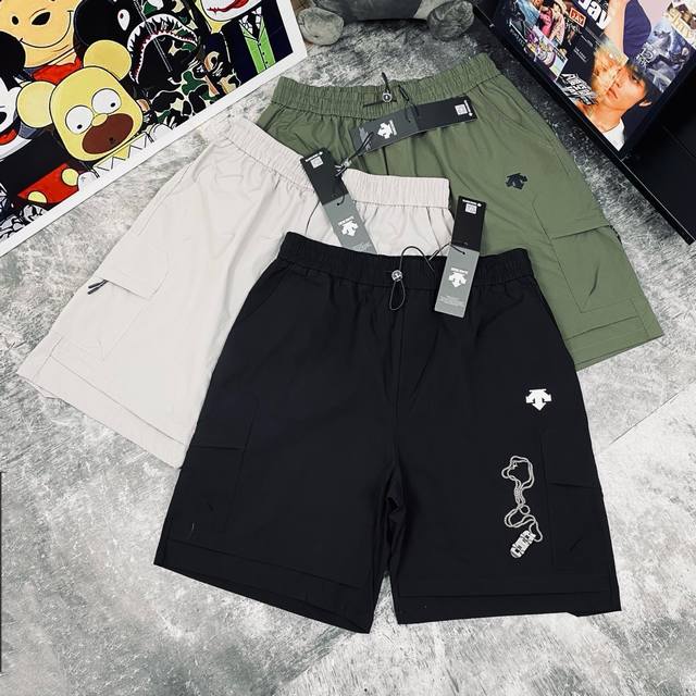 120 Descente迪桑特运动健身大爆款防晒凉感速干短裤男女同款 独有标志已经成为一个文化的符号 刻入对潮流极致追求的人心中 此款短裤在休闲风格的基上打