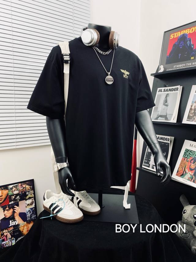 130 Boy London烫金羽花翅膀情侣短袖Tee男女同款 超高版本 经典图案设计 烫金字母 质感拉满 翅膀英文Logo吸睛有型！面料由品牌面料商直接供