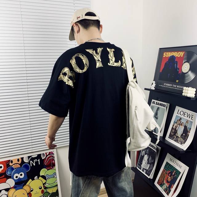 模特细节图# 130 Boy London烫金羽花翅膀情侣短袖Tee男女同款 超高版本 经典图案设计 烫金字母 质感拉满 翅膀英文Logo吸睛有型！面料由