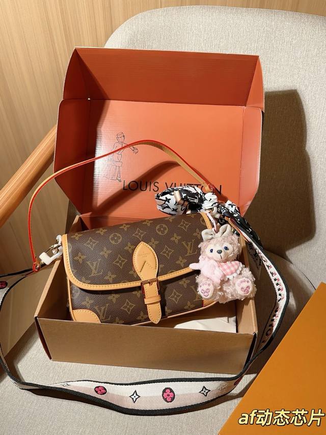 290 Includes a silk scarf pendant with dynamic chip. Louis Vuitton Diane baguett 290 Includes a silk scarf pendant with dynamic chip. Louis Vuitton Diane baguett