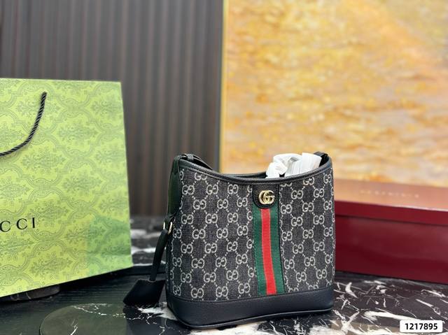 p190 Gucci shoulder bag The color scheme has a retro feel Sophisticated yet eleg
