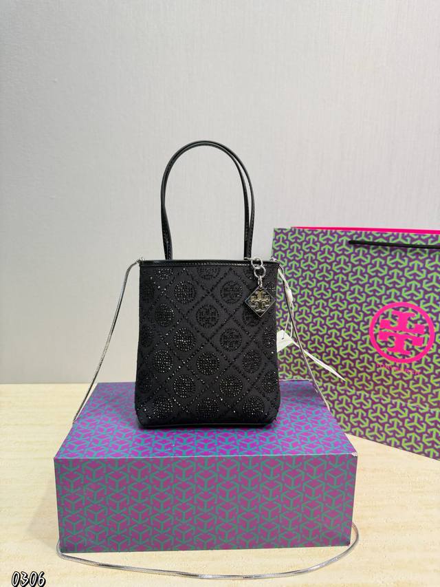 p260 Tory Burch 钻手提包 包身柔软但结实.包身水钻.高级又吸睛 妥妥的一个名媛风. 配链条肩带可斜挎，手提.尺寸17*17*4Cm