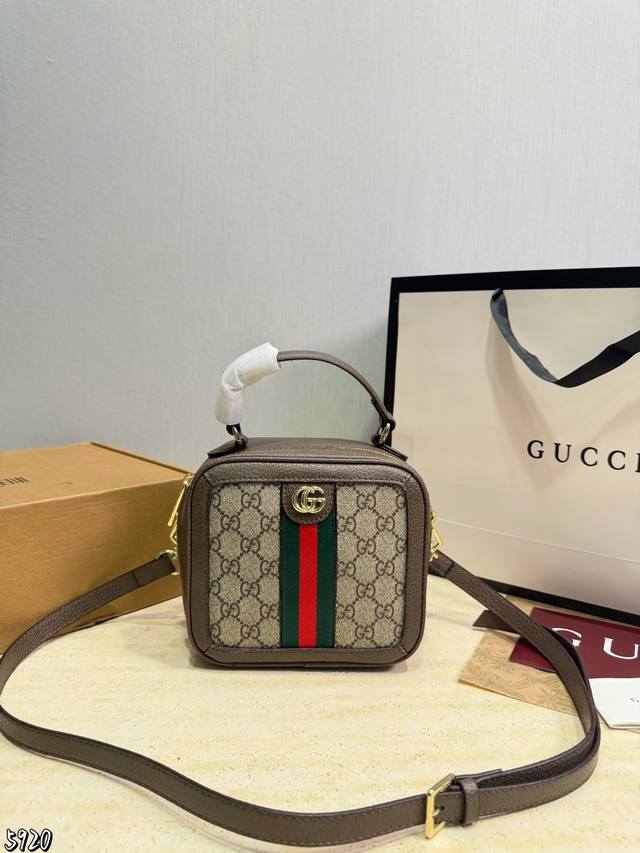 p250 Gucci's new messenger camera bag is a versatile, classic, and exquisite pie