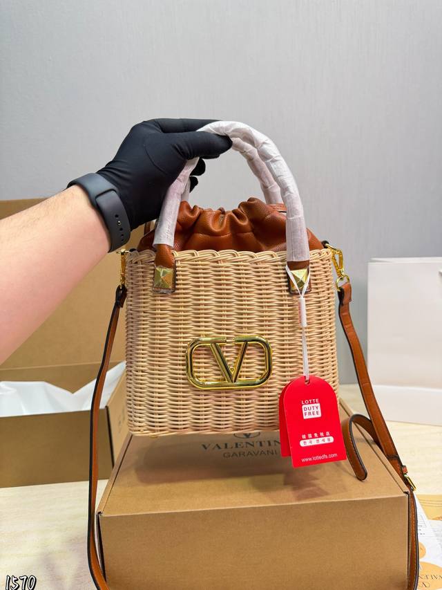 p250 Valentino woven tote bag Very retro feel High-end yet elegant Super stylish