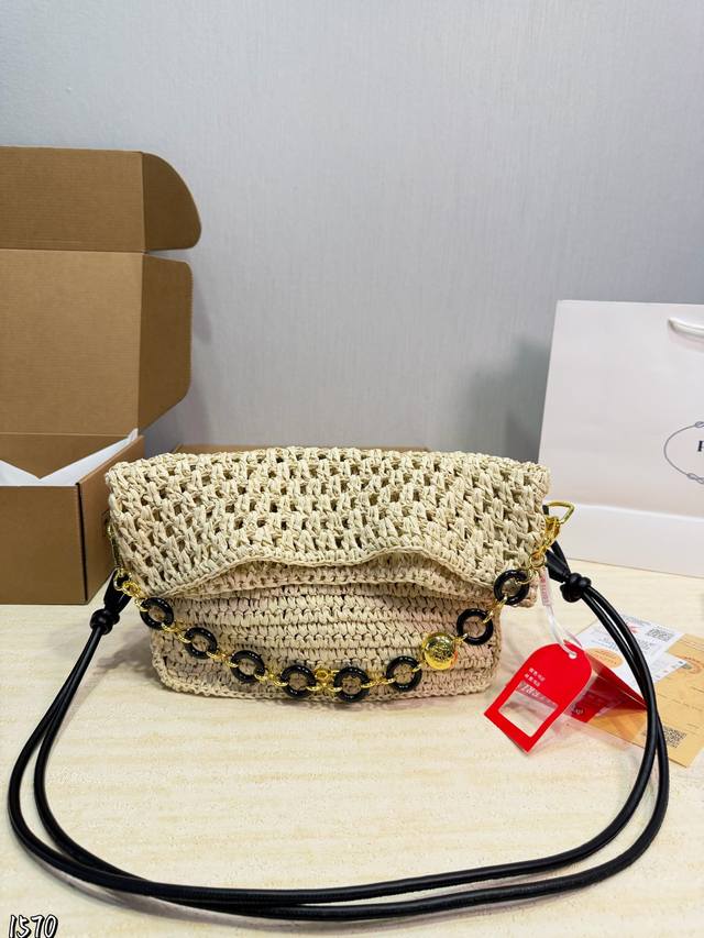 p220 Loewe草编包 “Ola”源于西班牙海浪 以柔美的曲线包身与流畅的翻盖设计命名 灵感源自西班牙语中的“海浪”一词 展现出时尚&轻松的态度