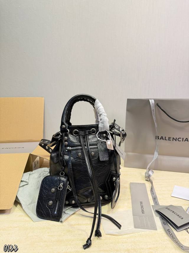 p370 巴黎世家Neo Cagole机车包 巴黎世家Neo Cagole机车包，黑色做旧皮革+银色金属，朋克感十足！抽绳水桶包型，铆钉、柳钉、多拉链口袋超