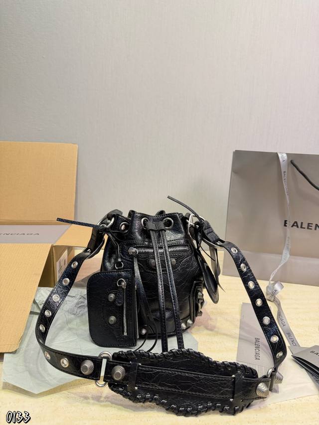 p350 巴黎世家Neo Cagole机车包 巴黎世家Neo Cagole机车包，黑色做旧皮革+银色金属，朋克感十足！抽绳水桶包型，铆钉、柳钉、多拉链口袋超