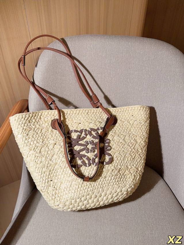 190 Loewe罗意威 Basketa 罗意威夏日草编包菜篮子 很有好感的一个Basket.高级师傅纯手工编织 尺寸：25×27×13 飞机箱Xz