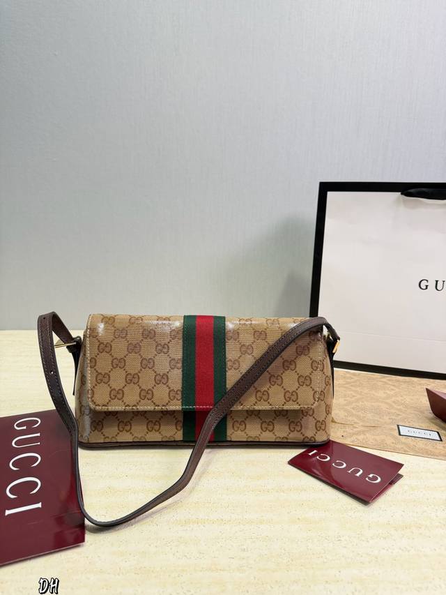 p220 Gucci Gg monogram shoulder bag, classic coated canvas with red and green we