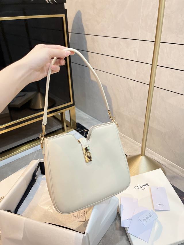 p300 I fell in love at first sight with the bag Suzy was carrying. Celine's newl