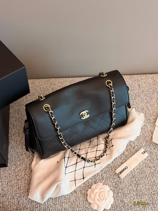 400 配盒 Size：29*18Cm 小香家 26S 牛皮 新品法棍包 包型容量特别好 26S的 法棍包一下子火出圈了 口盖链条法棍货量非常非常少！