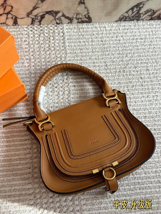 牛皮380 配盒 Size:30*24 Cm Chloe的手提马鞍包 翻毛皮 流苏 铆钉 马蹄扣 融入时髦的元素! 复古高级! 牛皮380 配盒 Size:30*24 Cm Chloe的手提马鞍包 翻毛皮 流苏 铆钉 马蹄扣 融入时髦的元素! 复古高级!