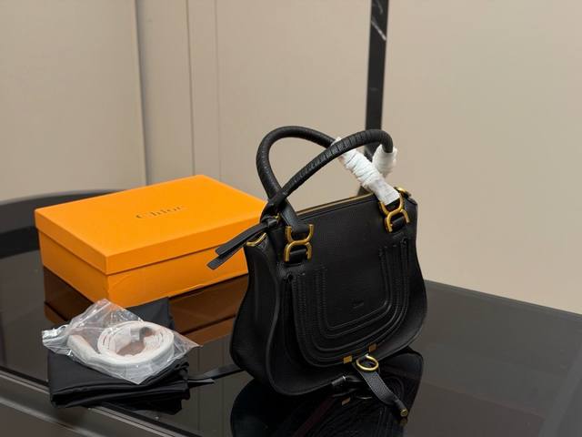 ¥p380 配盒 Size:30.23Cm 克洛伊马鞍明星同款! 具有个性的圆环搭扣 内部分为多个隔层,储物空间让收纳更加随心所欲!质量超级赞哦! ¥p380 配盒 Size:30.23Cm 克洛伊马鞍明星同款! 具有个性的圆环搭扣 内部分为多个隔层,储物空间让收纳更加随心所欲!质量超级赞哦!
