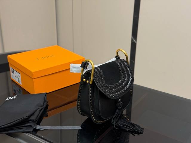 ¥p290 配盒 Size:22.23Cm 克洛伊马鞍明星同款! 具有个性的圆环搭扣 内部分为多个隔层,储物空间让收纳更加随心所欲!质量超级赞哦! ¥p290 配盒 Size:22.23Cm 克洛伊马鞍明星同款! 具有个性的圆环搭扣 内部分为多个隔层,储物空间让收纳更加随心所欲!质量超级赞哦!