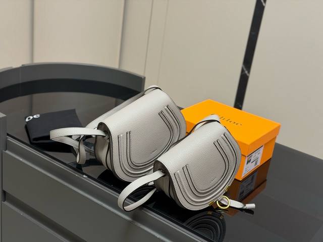¥p250 ¥p250 配盒 Size:18.16Cm 21.18Cm 克洛伊马鞍明星同款! 具有个性的圆环搭扣 内部分为多个隔层,储物空间让收纳更加随 ¥p250 ¥p250 配盒 Size:18.16Cm 21.18Cm 克洛伊马鞍明星同款! 具有个性的圆环搭扣 内部分为多个隔层,储物空间让收纳更加随