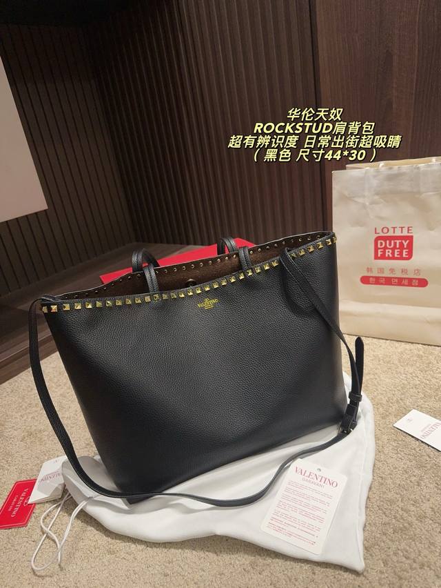 p300 (No box), size 44*30 mm. Valentino Garavani Rockstud shoulder bag, grained