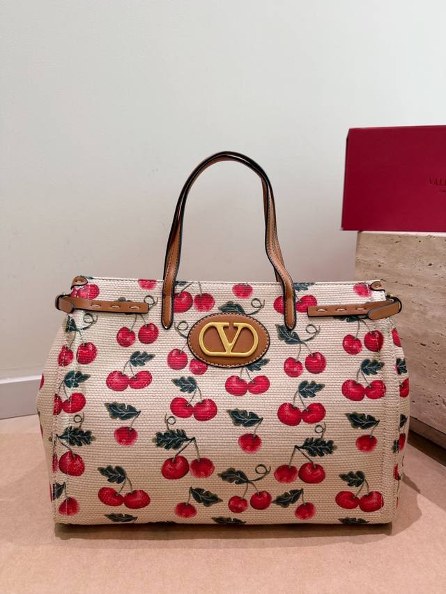 p360 Valentino handbag, can be worn crossbody. It has a very retro feel, sophist