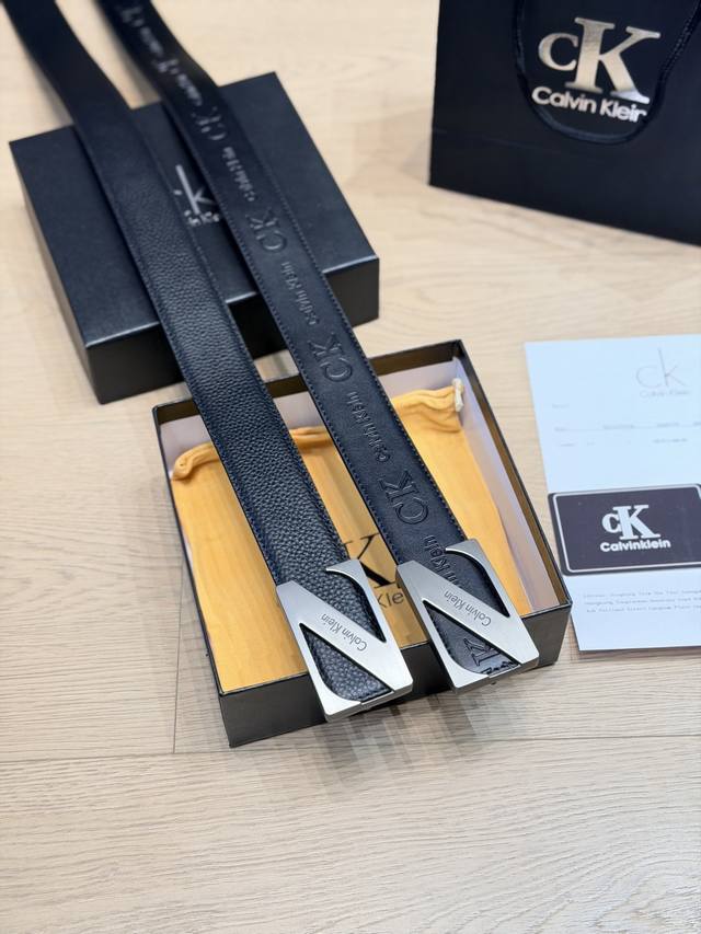 原单版本 p180 Calvin Klein 双面皮带，荔枝纹牛皮材质，一条深棕 一条黑色，正面和背面两种颜色可以翻面换着用，银色 V 形金属扣头刻有 Cal