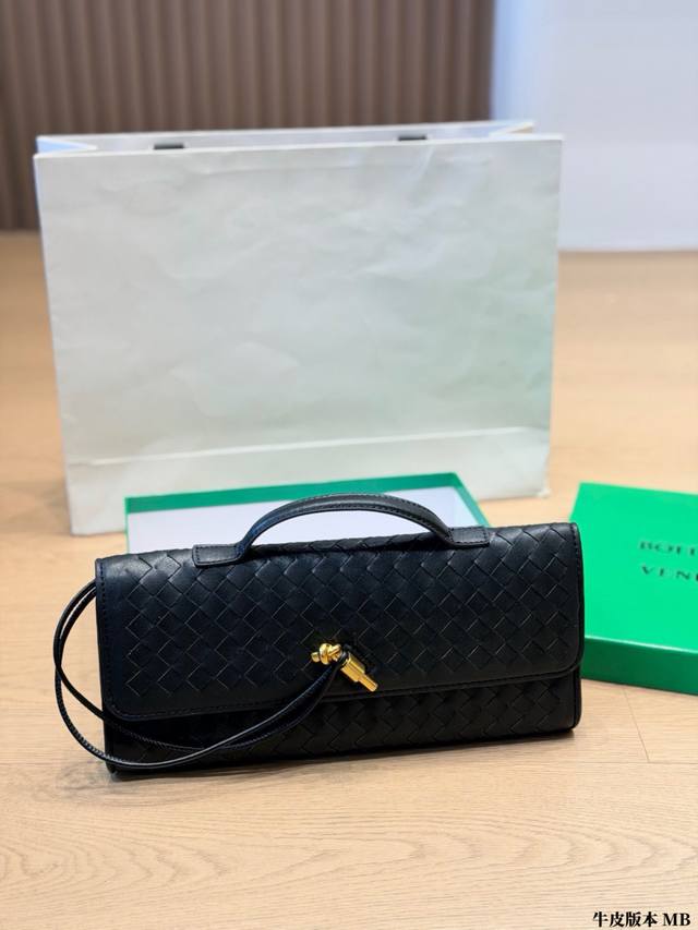 牛皮版本 p340 Bottega Veneta Knot 编织手拿包 斜挎包，黑色小牛皮 + 经典 Intrecciato 编织纹路，金色绳结扣饰 + 顶部