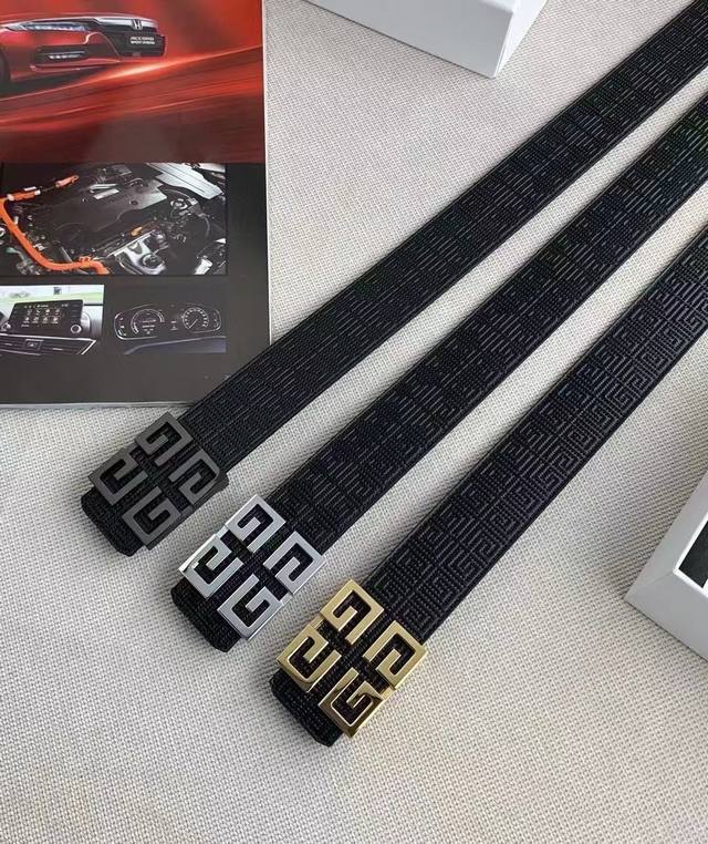 390 This Givenchy leather belt is crafted from luxurious calfskin, boasting a un