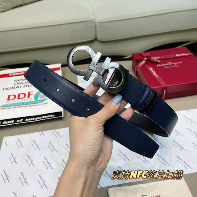 400 菲拉格慕这款皮带以现代风格重新演绎经典款Gancini扣饰。双面设计，双面可用 双面颜色搭配 一条带顶两条带用。一面黑色一面蓝色。意大利进口牛皮。正反