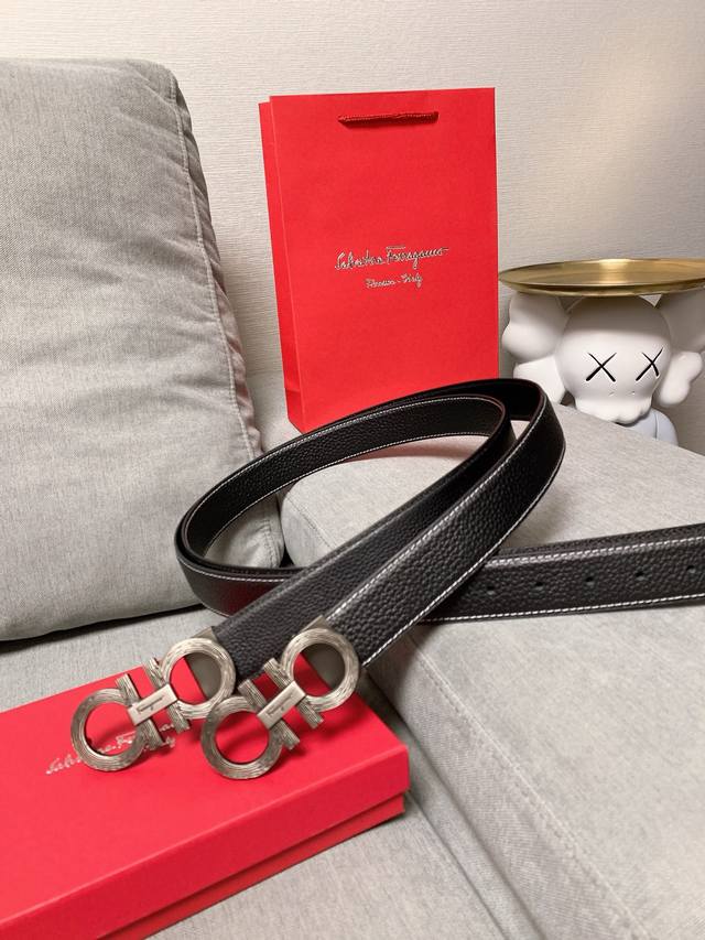 290 菲拉格慕男士皮带 一条带了就会发财的腰带 必买Ferragamo 菲拉格慕的理由:因为皮带头形状是8，谐音是发 腰缠万贯这个理由够充分吧 最关键还不