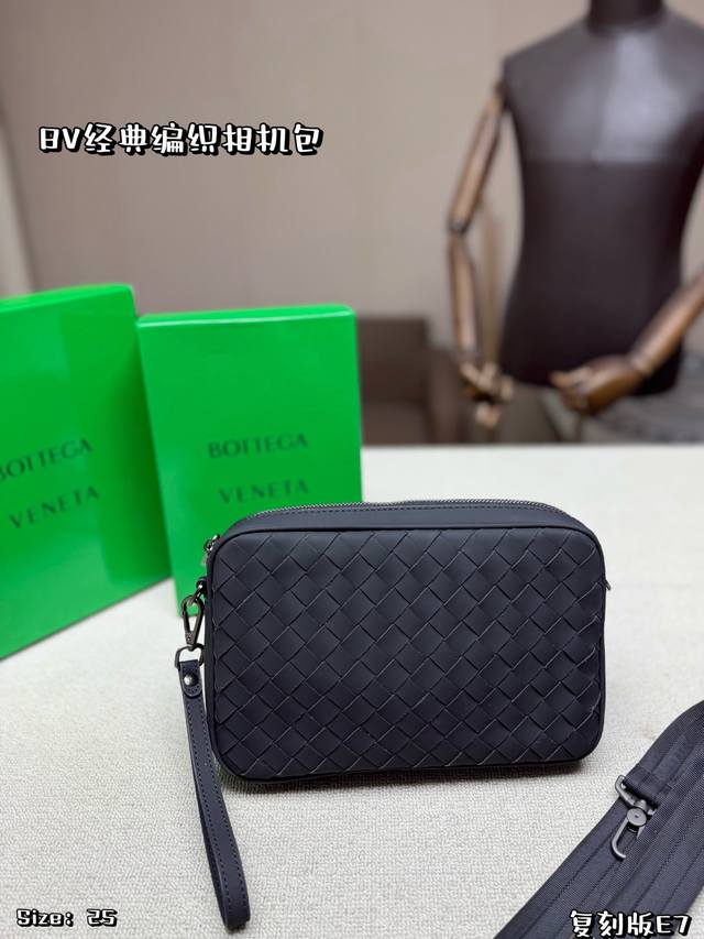 p310 配盒子 Bottega Veneta经典编织相机包，采用Intrecciato手工工艺 低调又有质感。包身小巧，拉链开合，配可调节肩带，手拿、单肩、