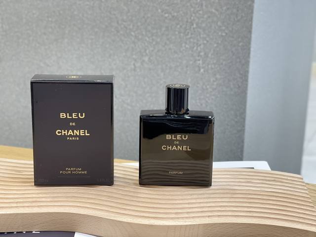 110原单品质 新款香奈儿蔚蓝香精版100Ml Chanel Bleu De Chanel parfum. 香调:木质馥奇香调 前调:柠檬,皮香柠檬,薄荷 110原单品质 新款香奈儿蔚蓝香精版100Ml Chanel Bleu De Chanel parfum. 香调:木质馥奇香调 前调:柠檬,皮香柠檬,薄荷