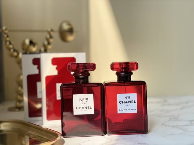 110原单品质 香奈儿五号之水红色圣诞限量版必入 品牌: Chanel N°5 L'eau Red Edition 100Ml 18年香奈儿五号之水圣诞限量 110原单品质 香奈儿五号之水红色圣诞限量版必入 品牌: Chanel N°5 L'eau Red Edition 100Ml 18年香奈儿五号之水圣诞限量