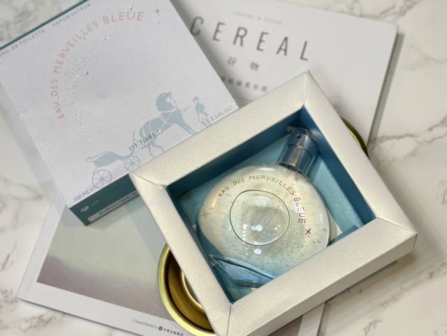 110原单品质 爱马仕蓝色橘彩星光种草 100Ml 颜值超高 被它的颜值吸引好的敲好看呀，蓝彩不仅颜值超高味道也是让我爱到只想变成自己的专属根本不想换其他香