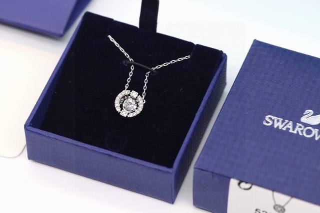 p100 施华洛世奇 Swarovski 白金色 跳动的心锁骨项链 这款典雅迷人的套装密镶仿水晶，缀有一颗闪亮悦目、悬浮的白色Swarovski仿水晶，奢华
