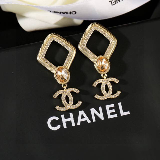 p110 小香奈儿 Chanel 新款耳环 专柜同步上新 双C耳钉 精工打造原版一致黄铜材质 p110 小香奈儿 Chanel 新款耳环 专柜同步上新 双C耳钉 精工打造原版一致黄铜材质