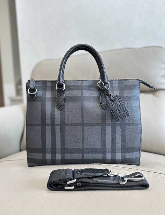 p820 Top-tier original quality, this Burberry men's briefcase features a subtly