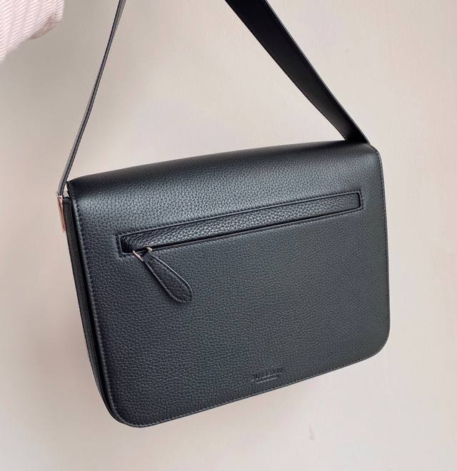p1050 Top-tier original quality, crafted from premium Italian tanned grained lea