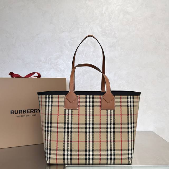 p920 Top-quality original Burberry reversible tote bag. This tote bag has a spac